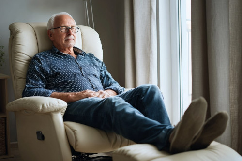 Jaki fotel dla seniora wybrać? Kryteria i polecane modele